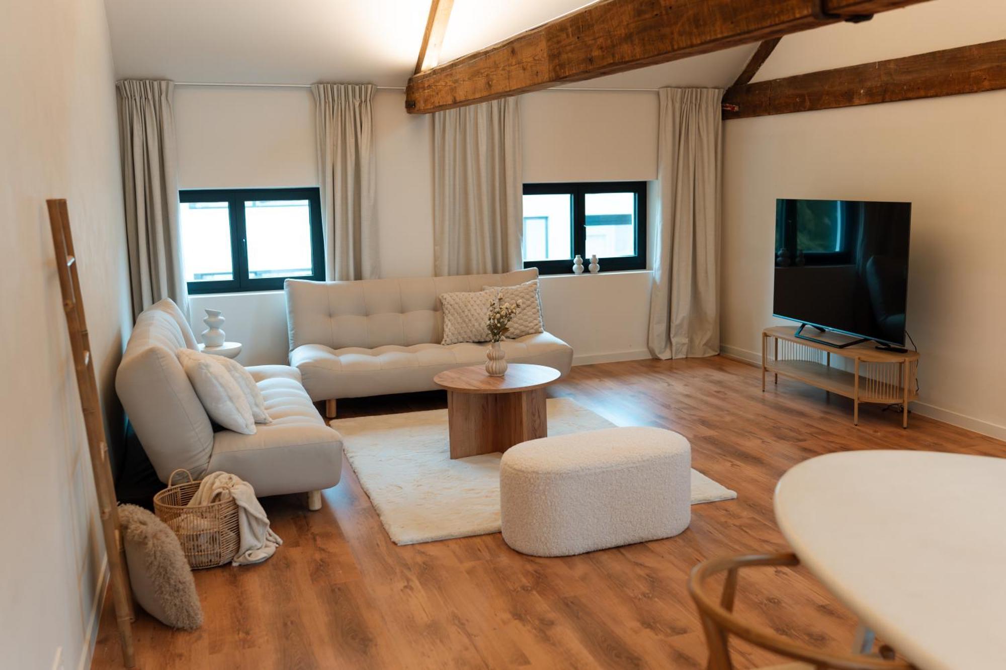 Spacious, Newly Renovated Loft - 107m2 Apartment *